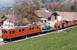 BC: Schweizer Dampf-Festival 2016. Infolge der unsicheren Wetterprognosen habe ich diesen alljährlichen wiederkehrenden Grossanlass am Genfersee zu Hause anhand von Archivbildern aus Vorjahren erlebt. Güterzug mit der Ge 4/4 181 ehemals RhB Berninabahn bei Cornaux im Mai 1986.
Foto: Walter Ruetsch 