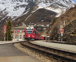 Abe 8/12 3504  Dario Cologna  hat mit seinem R 1621 (St.Moritz - Tirano) die Passhöhe überwunden und die letzte Staion im deutschen Sprachraum, Alp Grüm, erreicht.
Alp Grüm, 07. Mai 2016