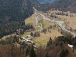 Der Bernina Express 976 (Tirano - St. Moritz) hat die Station Cavaglia durchfahren, in der er den R 1621 (aus dem vorherigen Bild) gekreuzt hat. Zur nächsten Station Alp Grüm trennen den Zug nun noch einige Kehrschleifen, 399 Höhenmeter, 6km Strecke und eine Fahrzeit von ca.16 Minuten. Gezogen wird der Panoramazug von den Treibwagen Abe 4/4 III 52  Brusio  und 53  Tirano .
Alp Grüm, 07. Mai 2016 