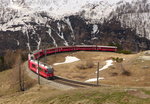 Abe 8/12 3514  Steivan Brunies  quietscht mit dem R 1640 (Tirano - St.Moritz) durch die Panoramokurve von Alp Grüm.