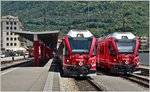 Nur durch einen Zaun vom italienischen Bahnhosteil getrennt, warten in Tirano BEX950 mit ABe 8/12 3506 nach Chur und BEX960 mit ABe 8/12 3511 nach Davos Platz, auf die Abfahrtszeit. (28.06.2016)