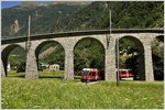 BEX951 mit ABe 8/12 3505 unter dem Kehrviadukt von Brusio.