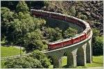 BEX973 mit ABe 4/4 III 55  Diavolezza  und 53  Brusio  auf dem Kehrviadukt von Brusio.