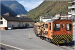 Tm 2/2 22 müht sich mit den schweren Holzwagen ab im Endbahnhof der RhB in Tirano.