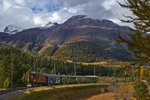 Die Ge 4/6 353 mit dem Lunhgin Express fährt hier zwischen Samedan und Pontresina vorüber.Bild vom 15.10.2016