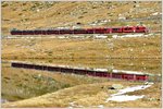Bahnoldtimer-Wochenende im Engadin. Der BerninaExpress 951 aus Chur mit einem Allegra ABe 8/12 spiegelt sich im Lej Nair kurz vor der Passhöhe. (16.10.2016)