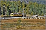 Bahnoldtimer-Wochenende im Engadin.Montebello-Express mit den beiden ABe 4/4 I 30 und 34, sowie dem Pianobar Wagen WR-S 3820 zwischen Morteratsch und Bernina Suot. Im Vordergrund Panzersperren aus natürlichen Felsen. (16.10.2016)