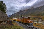 Das RhB Bernina Krokodil Nr.182 fährt bei leichtem Regenwetter mit dem Montebello-Express bei Pontresina vorüber.Bild vom 15.10.2016