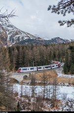 RhB Allegra ABe 8/12 3512  Jörg Jenatsch  mit Werbeanstrich für ABB ist am 20. Dezember mit dem Regio 1652 Tirano - St. Moritz kurz vor Pontresina unterwegs.