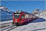 R1633 mit ABe 8/12 3514 am schwarz gefrorenen Lago Bianco in Ospizio Bernina 2253m.