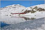 R1629 mit einem Allegra ABe 8/12 am Ufer des schwarz gefrorenen Lago Bianco und dem Piz Lagalb. (08.12.2016)
