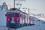 ABe 4/4 III Nr.55 fährt mit einem R aus Tirano nach Pontresina bei Hospizia Bernina vorüber.Bild vom 28.12.2016