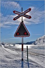 Die Blinklichtanlage am Lago Bianco ist auch jetzt für Wintersportler in Betrieb, die hier das Trassee der Berninabahn überqueren müssen. (22.12.2016)