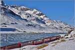 R1640 mit ABe 8/12 3514 am gefrorenen Lago Bianco kurz vor Ospizio Bernina. (22.12.2016)