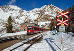   Der RhB Regio-Zug nach Tirano erreicht am 20.02.2017 den Bahnhof Alp Grüm (2.091 m ü.