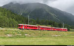 Der Vorortspendel mit Be 4/4 515 als Ersatzzug auf der Engadinerlinie zwischen Bever und Samedan am 14. Juli 2017. Ein Vorortspendel ist planmässig in Samedan als Reserve stationiert.