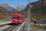 Einfahrt eines Regio nach Pontresina am 19.10.17 in Zernez