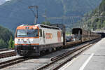 Lok Ge 4/4 III Nr. 641 »Maienfeld« (mit Coop-Werbung) schiebt ihren Auto-Zug am 13.08.2021 in der Station Sagliains CAutoverlad Süd) in Richtung Vereina-Tunnel (Verbindung vom Engadin in den Prättigau).