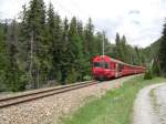 Rhtische Bahn 2008 - Ca. bei Bahnkilometer 116 der Strecke Scuol Tarasp - Samedan treffen wir am 08.06.2008 den R 1937 welcher von Steuerwagen 1756 gefhrt und Ge 4/4 II 615  Klosters  geschoben wird. Bis Zernez sind es noch run 6 km und die ziehen sich!