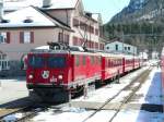 RhB - Regio nach Scuol mit der Ge 4/4 601 im Bahnhof von Pontresina am 07.04.2010