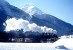 RhB DAMPFZUG fr GRAUBNDEN TOURS 3723 von St.Moritz nach Scuol am 01.02.1998 auf Inn-Brcke bei Zernez mit Dampflok G 4/5 108 - B 2246 - D 4052I - B 2060 - B 2247.
