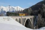 Engadiner Nostalgiefahrt 2011: Fotohalt vor dem Inn-Viadukt bei Cinuos-chel-Brail. Historische Zugkombination mit Ge 4/6 353 in langsamer Fahrt ber das Viadukt. (23.01.2011)