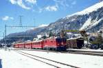 RhB Regionalzug 735 von St.Moritz nach Scuol am 04.10.1999 Ausfahrt Samedan mit E-Lok Ge 4/4 II 617 - A - 2x B - D - Gb - Hinweis: gescanntes Dia

