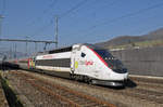 TGV Lyria 4407, mit der Werbung für Stan Wawrinka, durchfährt den Bahnhof Gelterkinden.