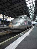 Dieser TGV Lyria steht am 28.10.08 abfahrtsbereit nach Paris Lyon im Bahnhof Lausanne.