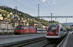 Ein RABDe 500 überholt am 05.05.2019 in Bellinzona einen IC mit der Zuglok 460 112-6 