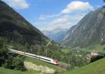 Ein ICN Baureihe 500 rollt oberhalb von Wassen den Gotthard hinab, 24.08.2011.