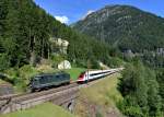 Re 4/4 11330 bei einer Lz-Fahrt trifft am 28.08.2012 auf den nach Lugano fahrenden ICN, hier oberhalb von Wassen.