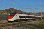 RABe 501 004-2 Giruno durchfährt den Bahnhof Gelterkinden.