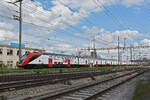 RABDe 502 023-0 durchfährt am 27.04.2023 den Bahnhof Pratteln.