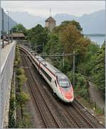 Ein SBB RABe 503 (ETR 610) als EC 32 von Milano nach Genève beim Château de Chillon.