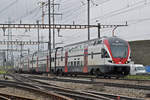 RABe 511 110 durchfährt den Bahnhof Pratteln.