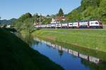 Kurz nach der Durchfahrt des Bahnhofs von Au (SG) fhrt der von Chur kommende „RHEINTAL-EXPRESS“ am Rheintaler Binnenkanal entlang zum nchsten Halt in St.