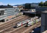 Ausfahrt aus dem Hauptbahnhof Bern: SBB- und BLS Doppelstockzüge im Vergleich, links ein SBB-Zug Serie 511, rechts ein BLS-Zug Serie 515 ( Mutz ).