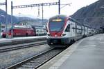 Der RVD RABe 511 019 als IR 90 und im Hintergrung die Re 460 049 am 25.12..18 in Bhf Brig.