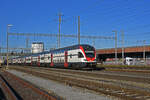 RABe 511 123 KISS, auf dere S3, fährt beim Bahnhof Pratteln ein.