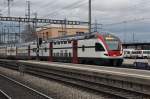 RABe 511 123 durchfährt den Bahnhof Muttenz.