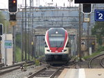 SBB - Triebzug RABe 511 114-6 bei der einfahrt in den Bahnhof von Nyon am 09.04.2016