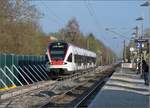 Endlich passende Bahnsteige für den Seehasen, aber Nr. 1 freut sich ganz offensichtlich über das sonnige Wochenende. RABe 521 201 in Konstanz-Wollmatingen, März 2017.