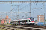 RABe 521 015, auf der S1, verlässt den Bahnhof Muttenz.