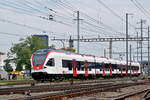 RABe 521 018, auf der S1, verlässt den Bahnhof Pratteln.