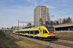 RABe 521 017, mit der Werbung für die Fachhochschule Muttenz, auf der S1, fährt Richtung Bahnhof SBB.