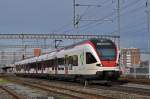 RABe 521 013 auf der S 3 fahren beim Bahnhof Muttenz ein.