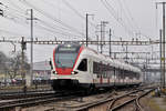 RABe 521 013, auf der S3, verlässt den Bahnhof Pratteln. Das abzweigende Gleis führt auf eine Strasse und in ein Industriegebiet, von wo aus auch diese Aufnahme am 13.02.2017 entstand.