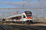 RABe 523 006, auf der S3, fährt zum Bahnhof Muttenz.