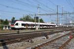 Dreifach Traktion, an der Spitze mit dem RABe 523 019, auf der S1, verlässt den Bahnhof Pratteln.